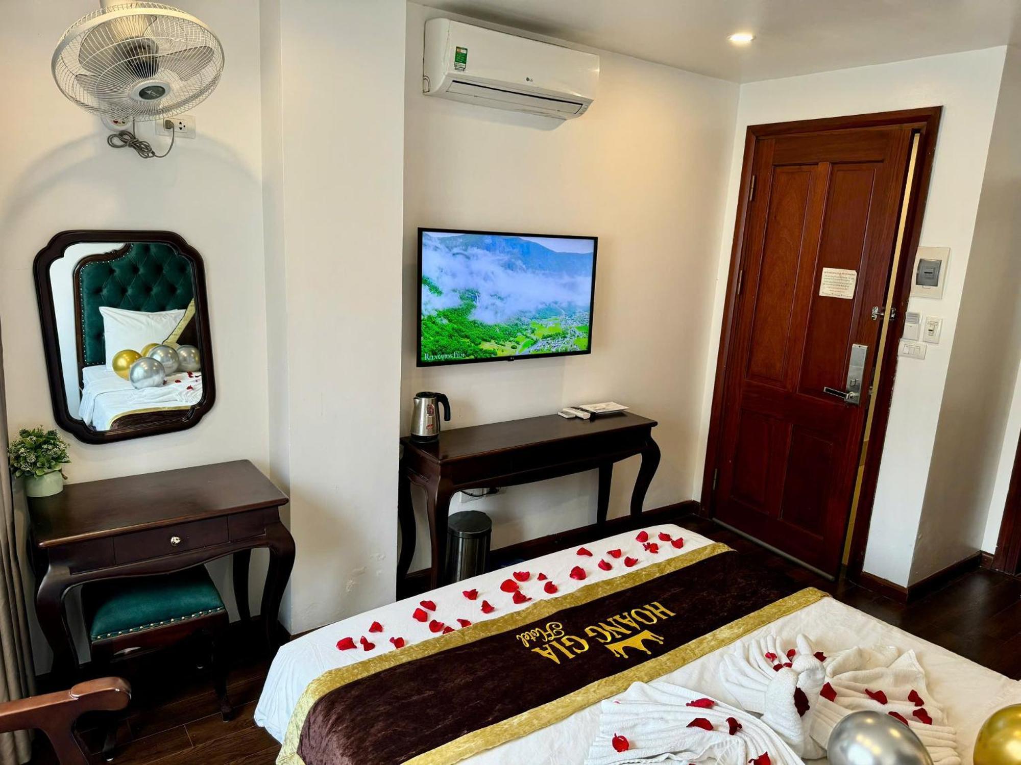 Hoang Gia Hotel Nhan Hoa Hanoi Exterior photo